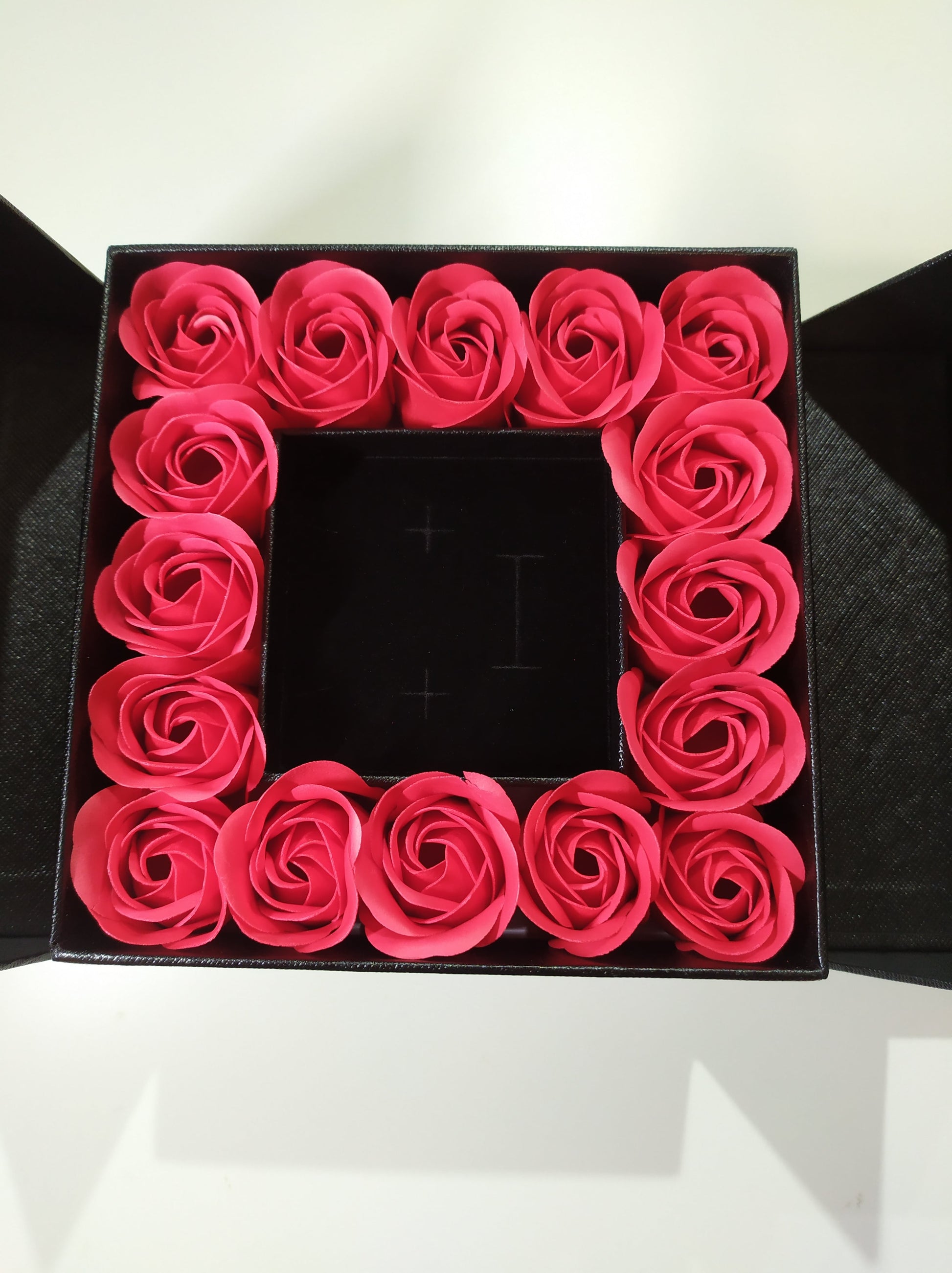 Caja de regalo con 16 rosas artificiales - additional image 11