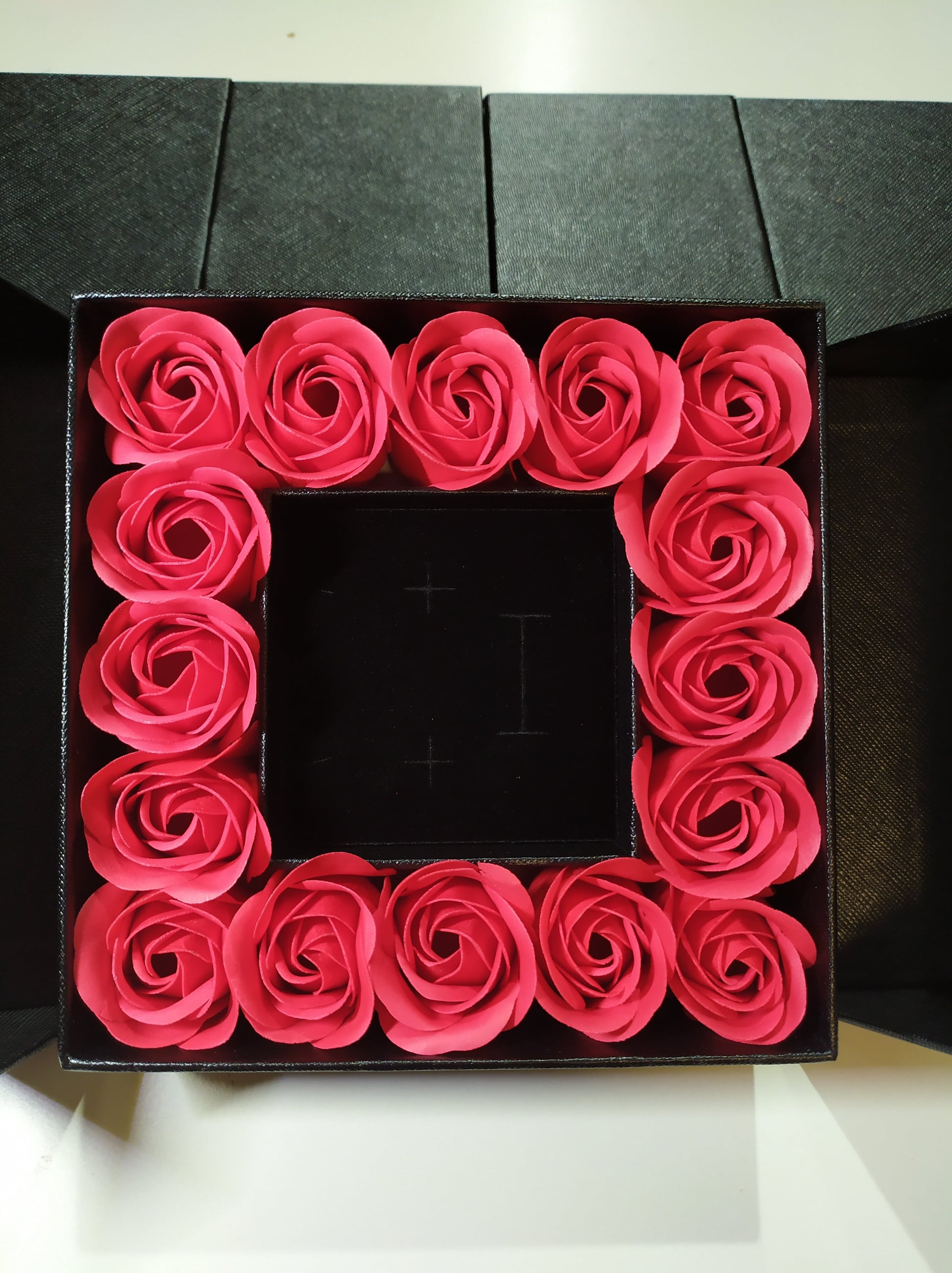 Caja de regalo con 16 rosas artificiales - additional image 16